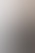 Ein Mann mit Brille und Anzug spricht am Telefon und lächelt. Dies symbolisiert die Erreichbarkeit und telefonische Beratung.