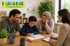 Pflegeeltern und ein Kind beim Malen während eines Beratungsgesprächs mit Logo Karawane Pflegefamilien.