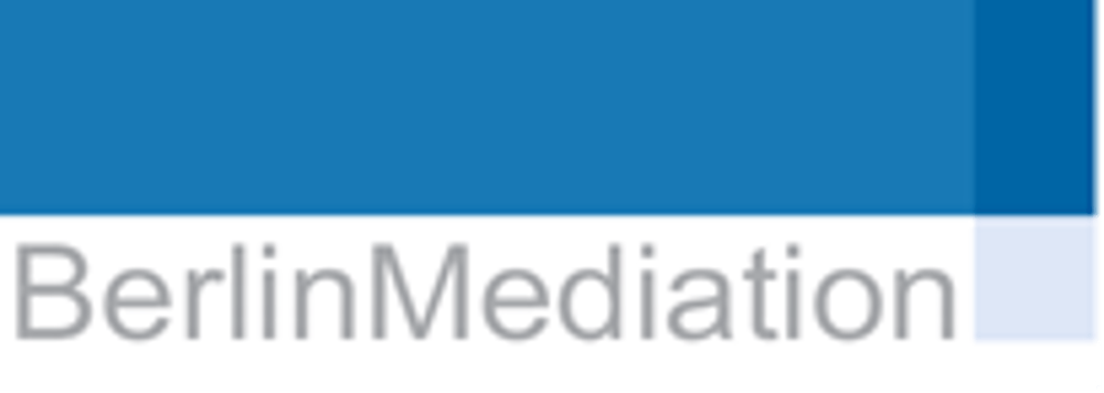 Logo mit blauem Balken und Text "BerlinMediation".