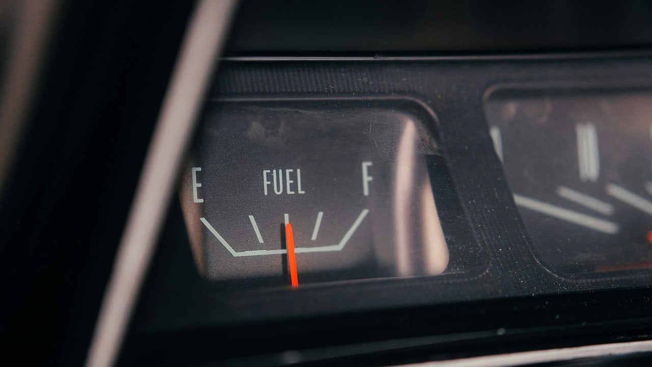 Tankanzeige im Cockpit eines Autos