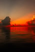 Glutroter Sonnenuntergang über ruhigem Wasser