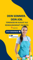 Lachende Reinigungskraft hält Reinigungsutensilien. Text: DEIN SOMMER. DEIN JOB. FERIENJOB IM AUGUST ALS REINIGUNGSKRAFT (M/W/D) SCHILTACH. JETZT BEWERBEN! Cleanteam Gebäudemanagement.