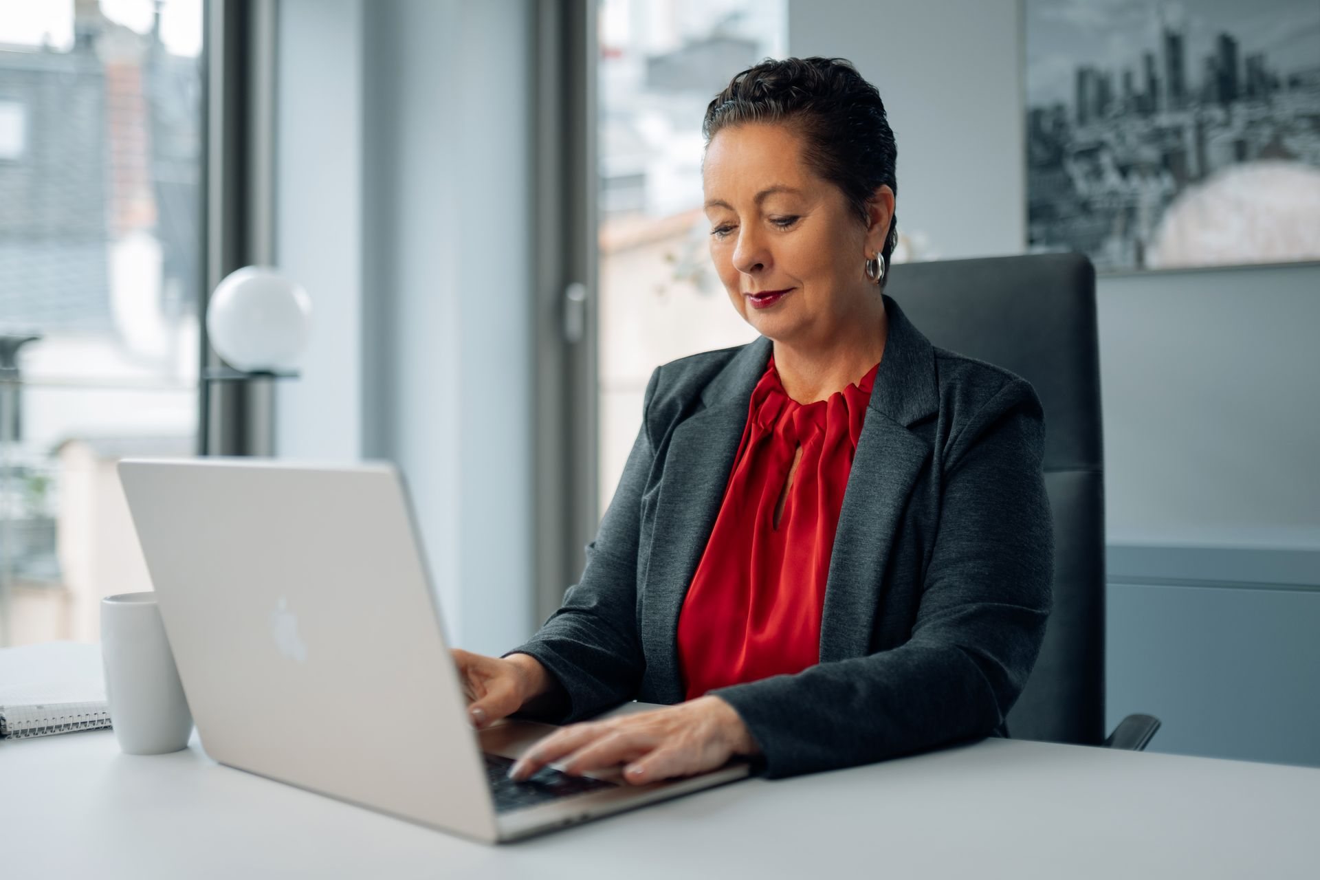 Sabine Lanius am Laptop