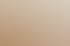Modernes Restaurant mit dunklen Stühlen, Tischen, hohen Fenstern und Vorhängen.
