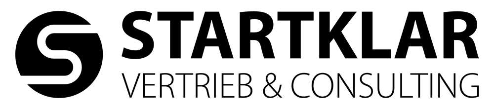 Logo mit einem schwarzen "S" in einem Kreis und dem Text "STARTKLAR VERTRIEB & CONSULTING".