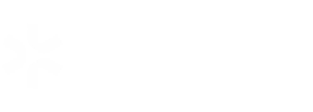 Logo mit weißem Sternsymbol und dem Text "adcomly" auf grünem Hintergrund.