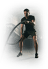 Mann in Sportkleidung trainiert mit Battle Ropes in einem dunklen Fitnessstudio.