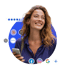 Lachende Frau mit Smartphone, umgeben von App-Logos wie ChatGPT, Gemini und Social Media Symbolen.