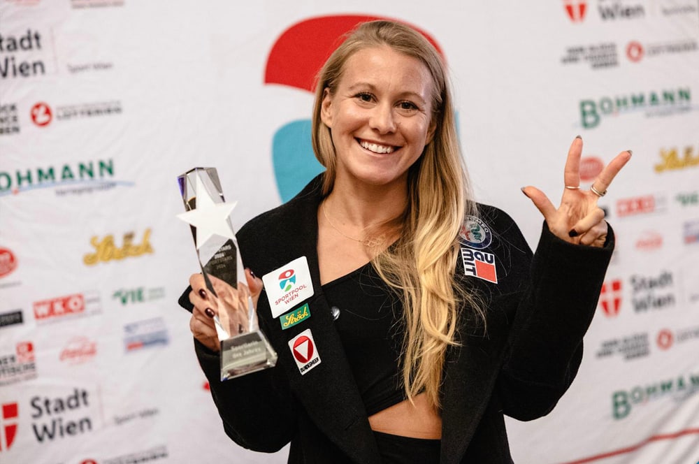 Julia Mayer mit der Trophäe als Wiens Sportlerin des Jahres 2024