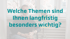 Zwei Personen sitzen an einem Tisch und besprechen Unterlagen; ein Ordner "Klaus Brandt & Co" liegt auf dem Tisch.