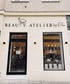 Fassade des "BEAUTY ATELIER by Filiz" mit Eingangstür, Schaufenster und Schwan-Logo.