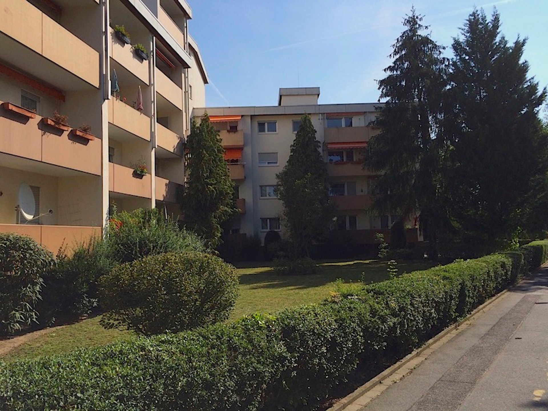Mehrere Mehrfamilienhäuser in einer gewachsenen Wohnsiedlung im Kreis Groß-Gerau