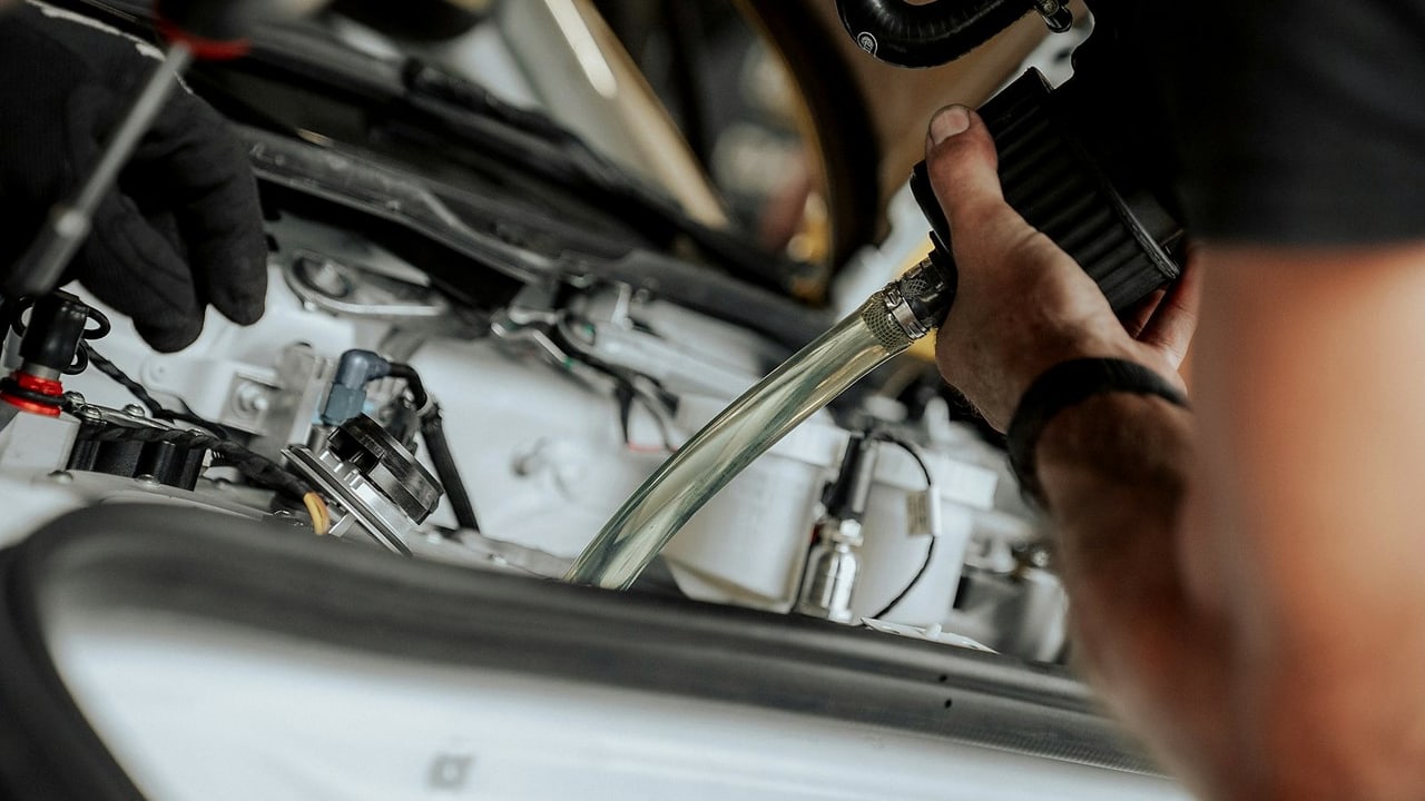 Prüfung im Motorraum eines Pkw in der Werkstatt