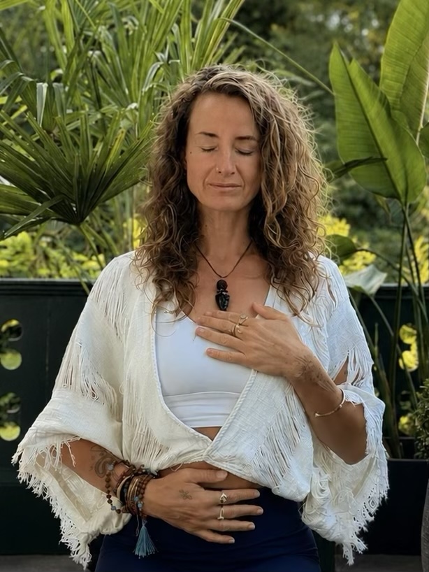 Nicole mit einer Hand am Herzen und einer am Bauch