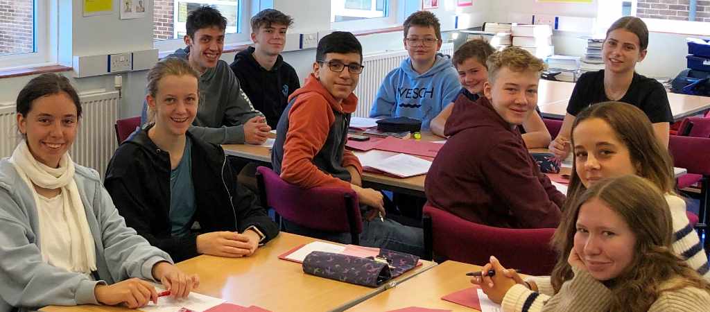 Kleine Lerngruppe am runden Tisch, so üben wir freies Sprechen