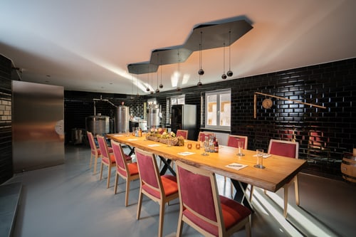 Brauraum mit Sudkesseln und eingedeckter Tafel fürs Brauseminar