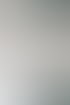 Mitarbeiter von AUTOMATTERS telefoniert konzentriert am Schreibtisch im Büro