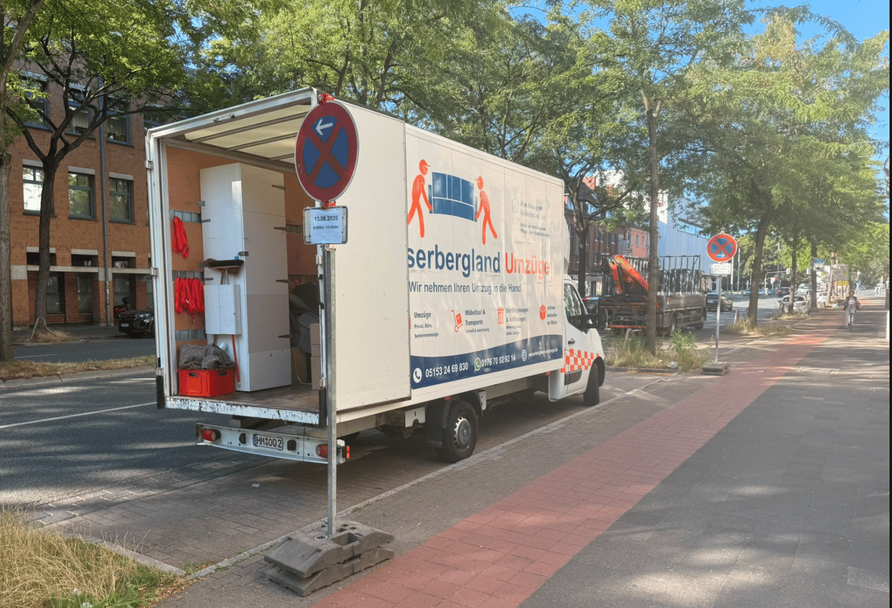 Möbelwagen von Weserbergland-Umzüge wird bei einem Umzug in Hameln beladen