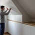 Detail eines Einbauschranks an der Dachschräge mit präziser Schattenfuge