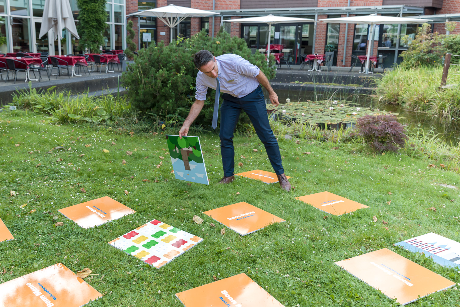 Aufbau einer Bonn-Memo-XXL-Partie im Garten des Gustav-Stresemann-Instituts Bonn