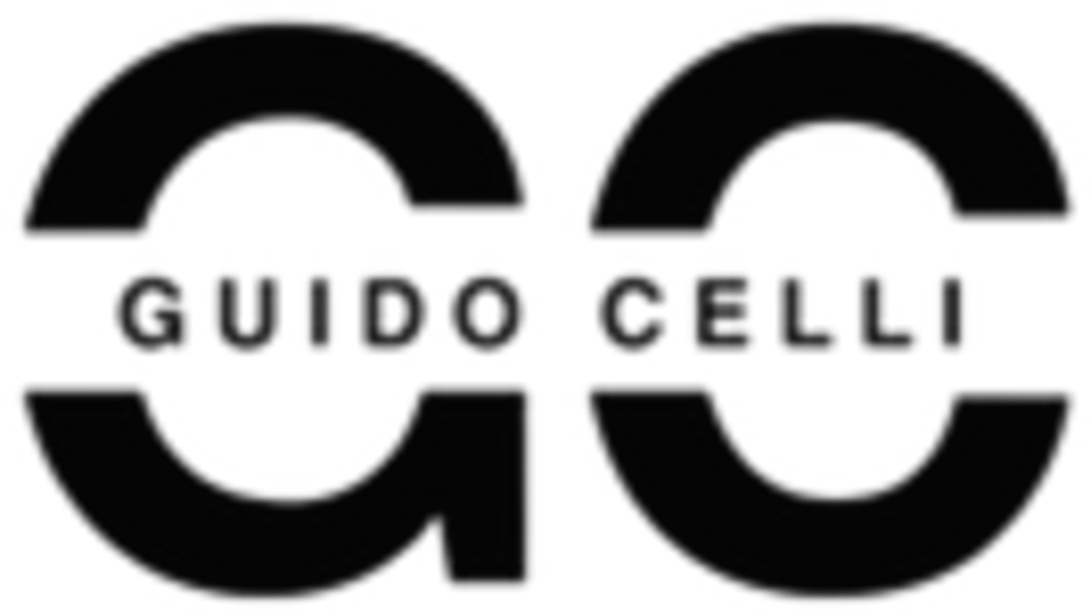 Goldenes "FR MEDIA" Logo mit einer Filmklappe und einem geschwungenen Element auf dunklem Hintergrund.