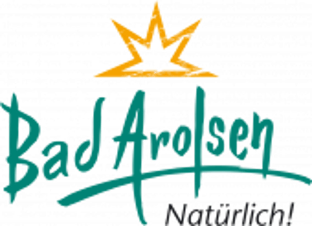 Logo von Lügde: Rote Skyline, blauer Hügel, Schriftzug "Lügde Staatlich anerkannter Erholungsort".