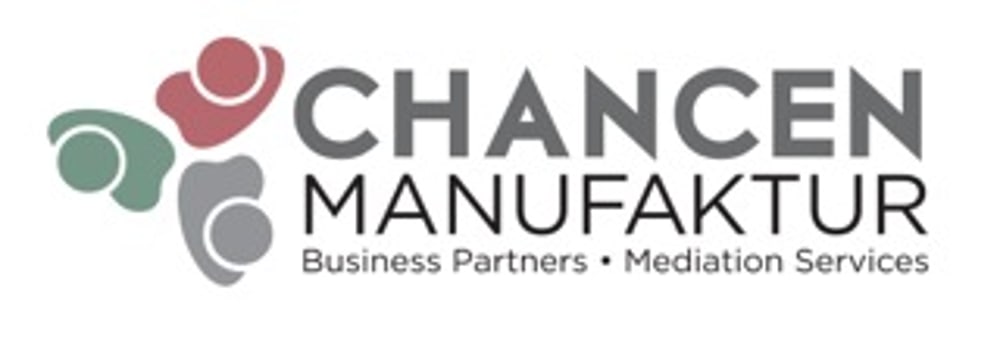 Logo der Chancen Manufaktur: drei stilisierte menschliche Figuren in Rot, Grün und Grau umgeben den Text "Chancen Manufaktur Business Partners • Mediation Services".