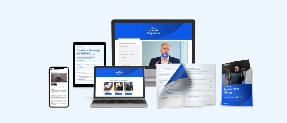 Das Leadership Programm auf Laptop, Tablet und Handy, daneben Workbook und Checkliste