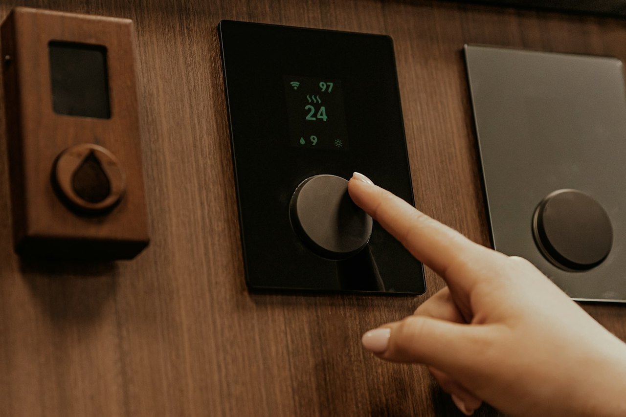 Finger bedient KNX-Wand-Touchpanel