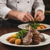 Gegrillte Lammkoteletts bei Tandure im Königlichen Pferdestall in Hannover