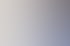 Zahnärztin in weißer Uniform zeigt Patientin auf einem Tablet Bilder von Zähnen.