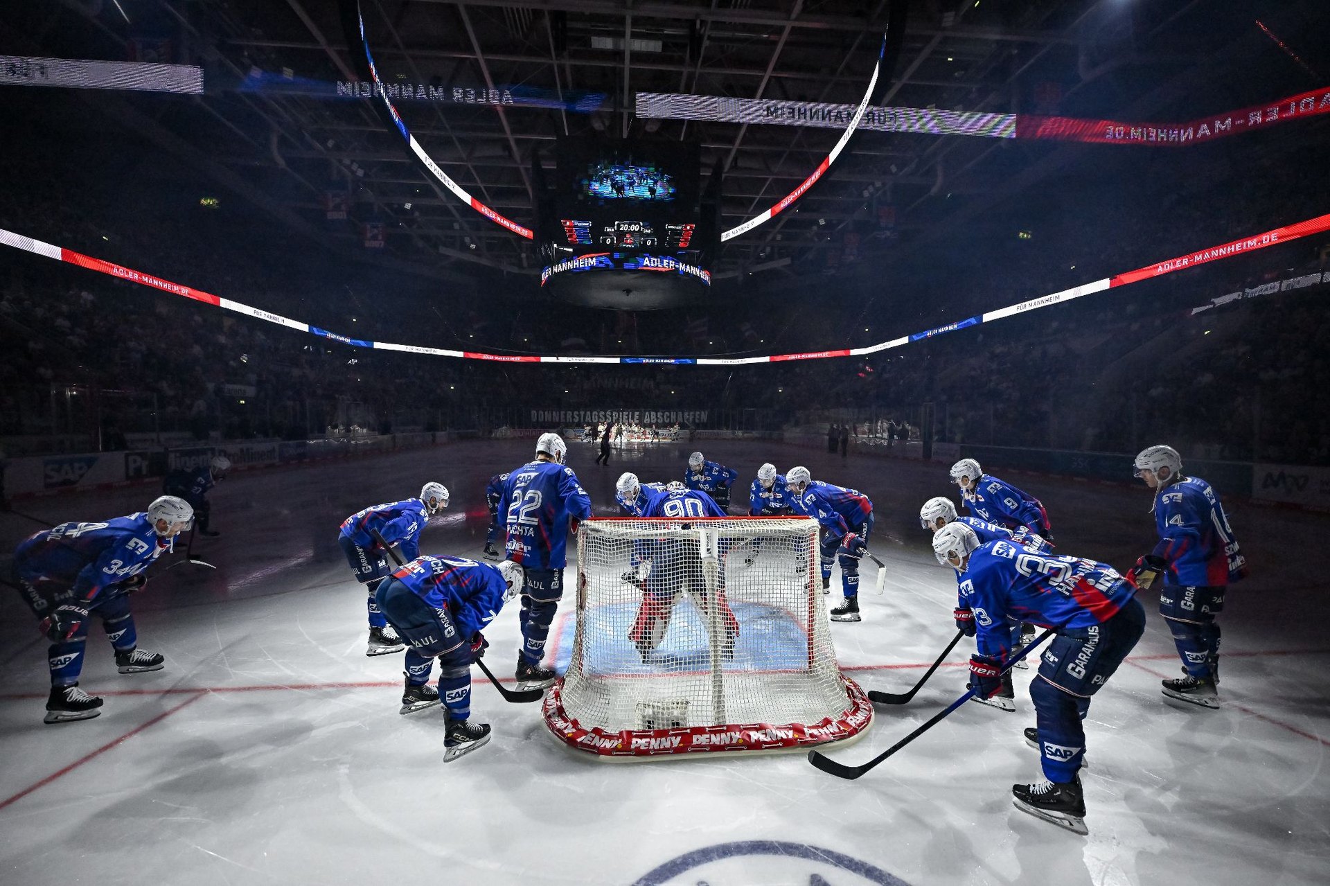 Eishockeyspieler der Adler Mannheim in der SAP Arena