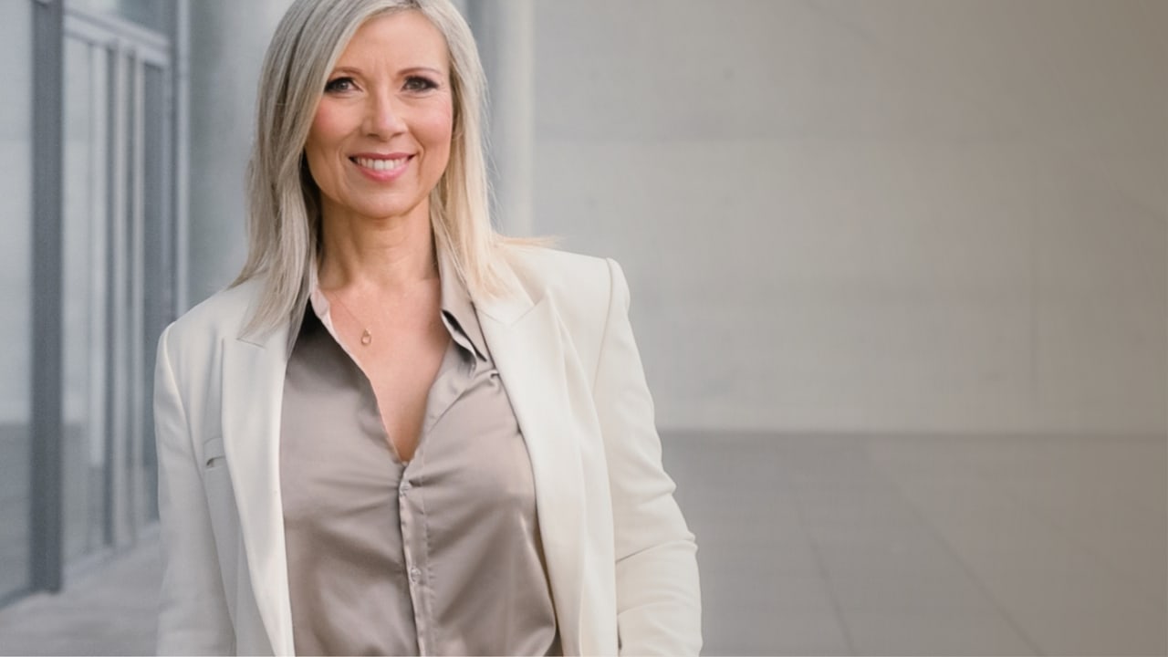 Susanne Kettler lächelnd im hellen Blazer