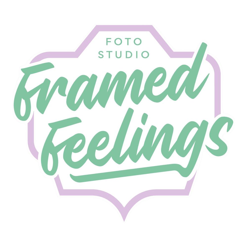 Logo eines Fotostudios mit den Worten „FOTO STUDIO“ und „Framed Feelings“ in Grün und Lila.