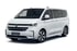 Weißer VW Caravelle Style schräg von vorne auf einem weißen Hintergrund.