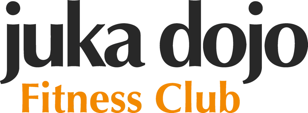 Juka Dojo Fitness Club Logo mit schwarzem "juka dojo" und orangefarbenem "Fitness Club" auf dunkelgrünem Hintergrund.