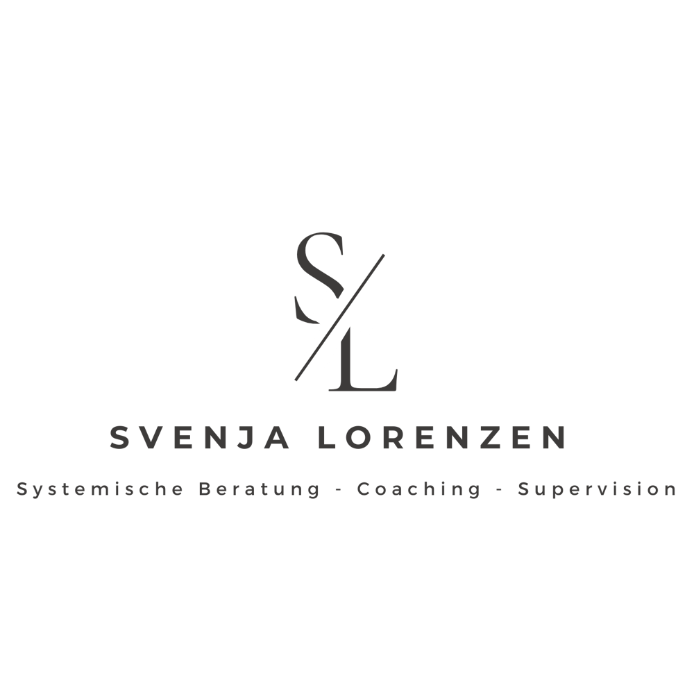 Svenja Lorenzen Logo: Dunkelgrüner Hintergrund, graue Buchstaben SL, durchgestrichenes L, Text "SVENJA LORENZEN Systemische Beratung Coaching Supervision"