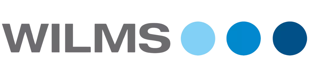 Grauer "WILMS"-Text gefolgt von drei Kreisen in Hellblau, Mittelblau und Dunkelblau.