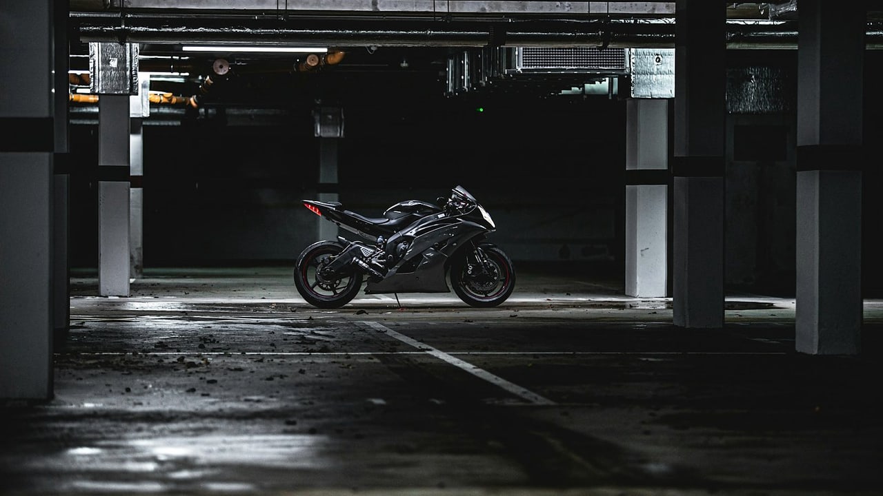 Motorrad in einer dunklen Garage