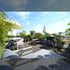 Sonnige Dachterrasse mit Holzdeck, Esstisch, Sonnenschirm, Grill und Pflanzen in Töpfen.