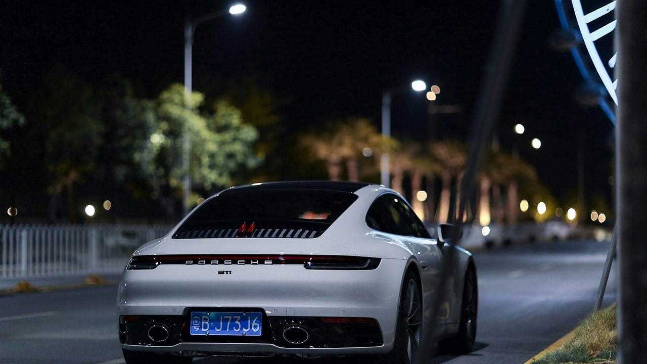 Heck eines Porsche 911 bei Nacht