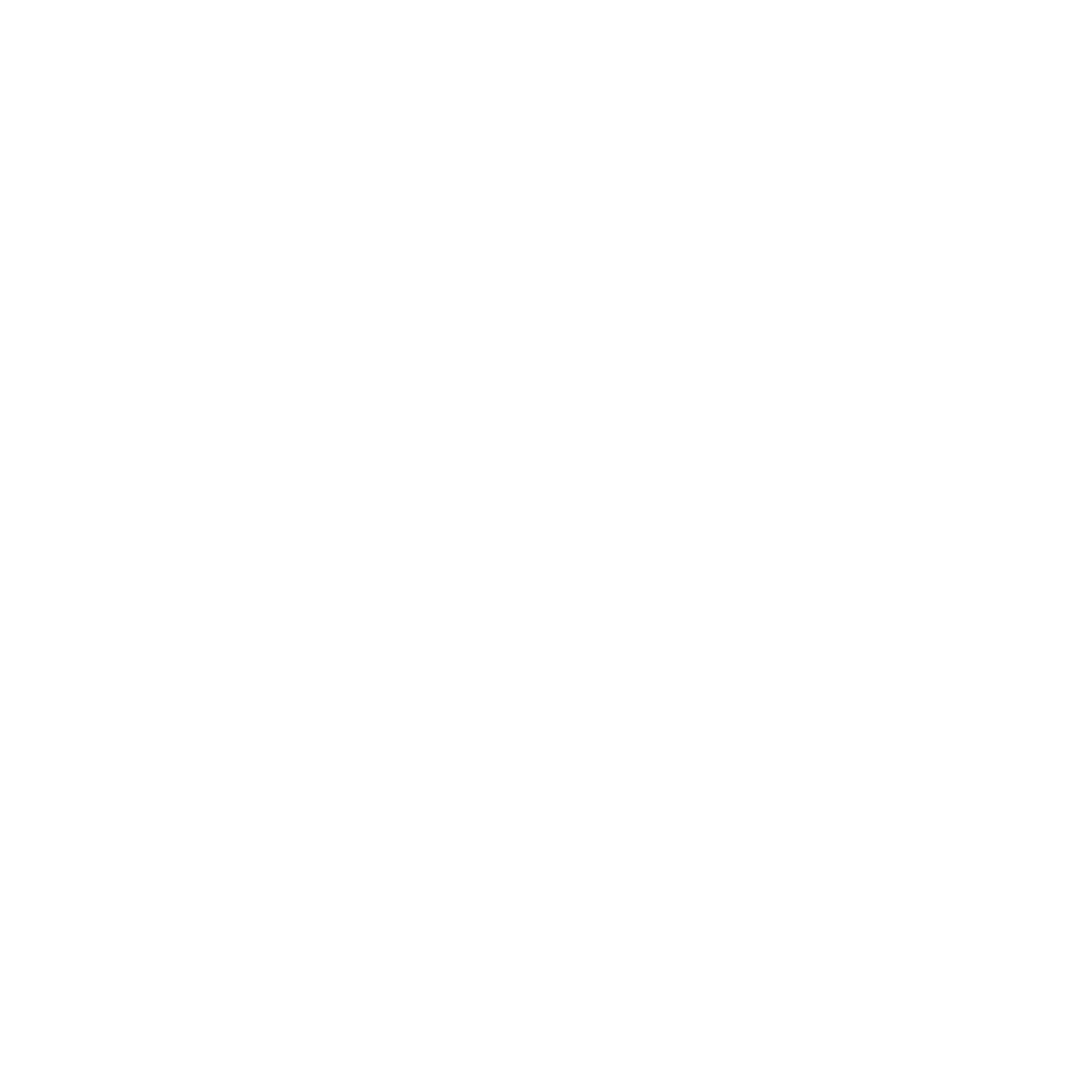 Weißer Totenkopf mit Blumen und Zahnrad, Text "ESTA LOCA LATINA IBIZA" auf grünem Hintergrund.