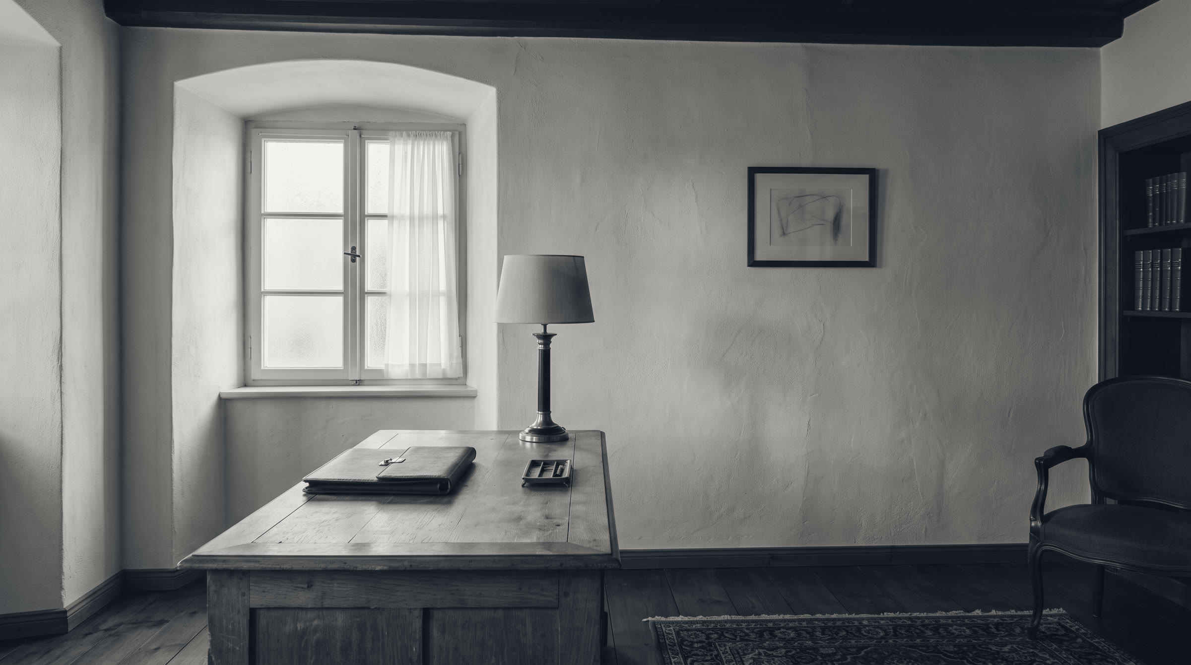 Ruhiges Büro im Altbau mit Schreibtisch, Lampe und Fenster
