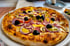 Knusprige italienische Pizza mit Salami, Pilzen und Oliven – Pizzeria Koblenz Altstadt