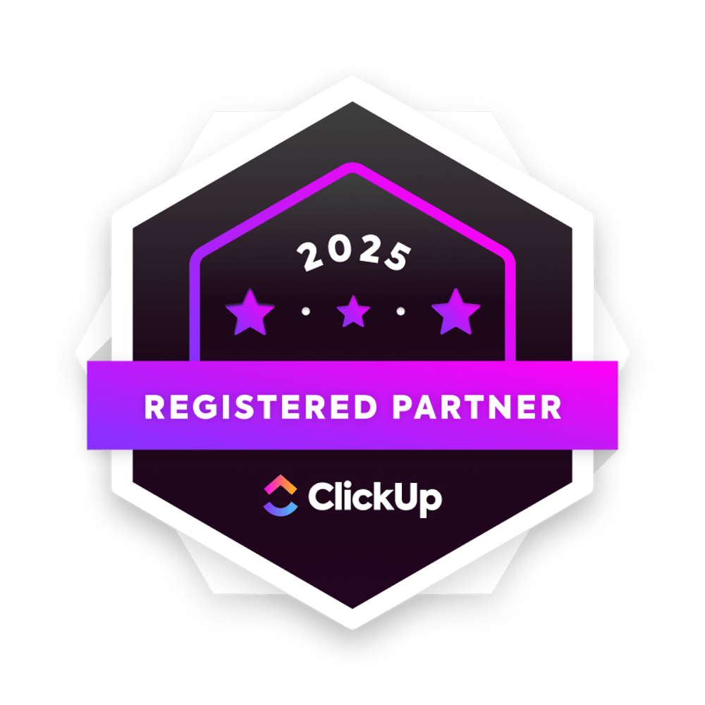 Schwarzes und violettes Abzeichen mit "2025", drei Sternen, "REGISTERED PARTNER" und ClickUp-Logo.
