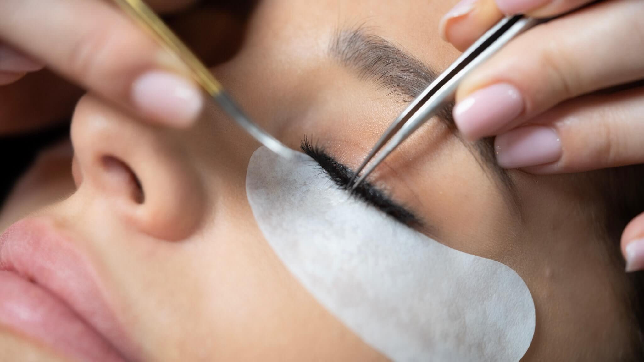 Wimpern werden mit der Pinzette einzeln angelegt