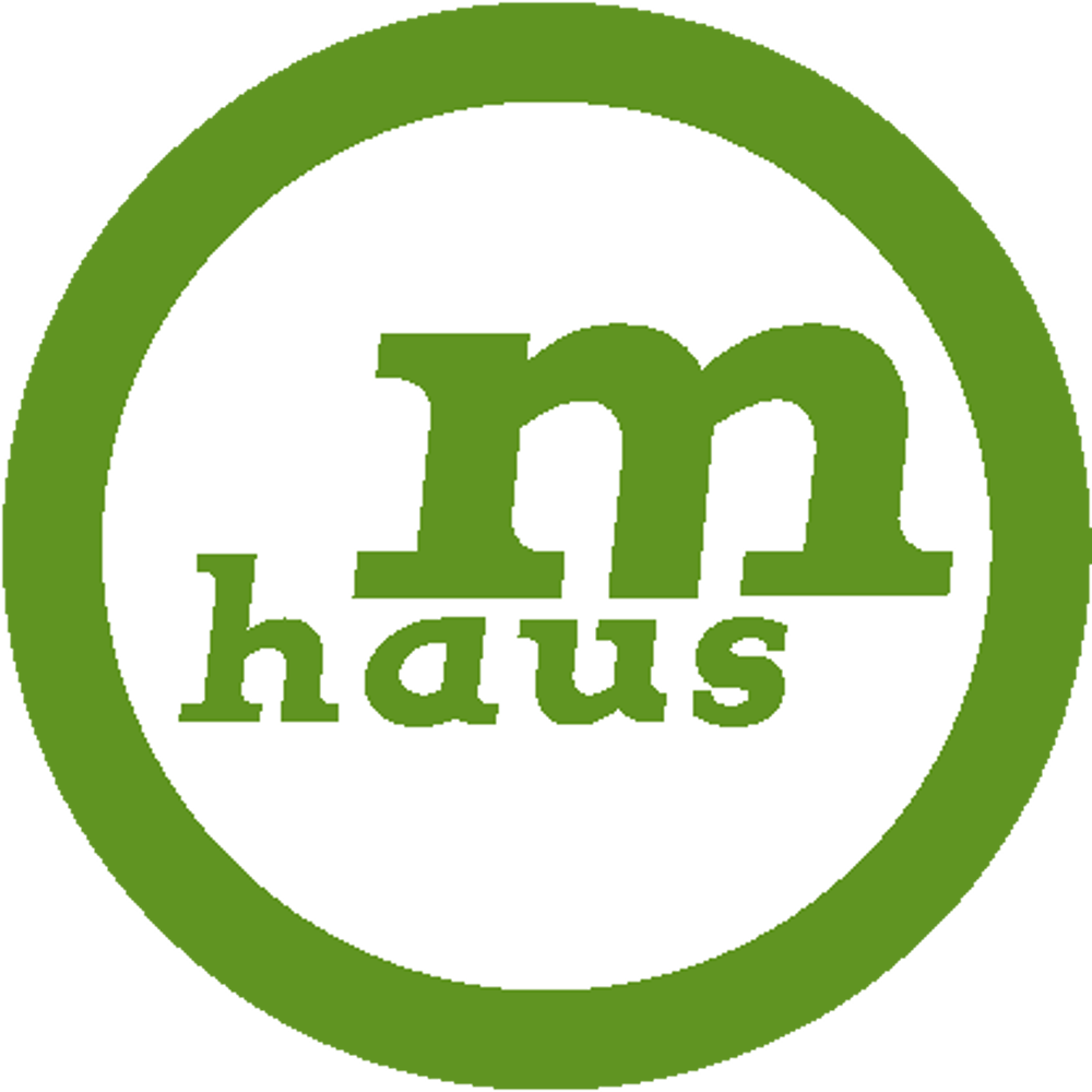 Grüner Kreis mit weißer Innenfläche, darin das grüne Wort "m haus".