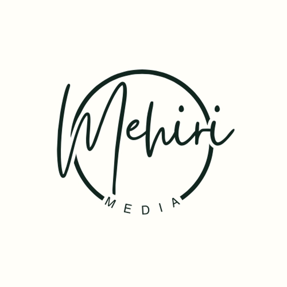 Kreisförmiges Logo mit „Mehiri“ in Schreibschrift und „MEDIA“ darunter, alles in Schwarz.