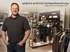 Daniel Solzer, Gründer der update Unternehmerberatung für Einzelhändler und Vollkontakt-Unternehmercoach. Im Hintergrund das Modegeschäft Kaiser in Freiburg.