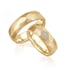 Zwei Eheringe aus Gelbgold mit gehämmerter Oberfläche, ein Ring mit Diamanten in Rautenform besetzt.